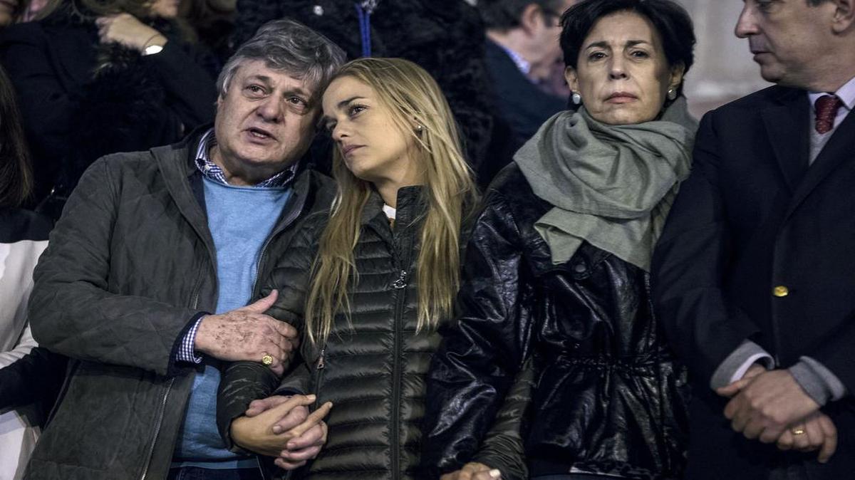 Lilian Tintori (c), esposa del opositor venezolano, Leopoldo López, encarcelado en Venezuela; su suegro, Leopoldo López Gil (i) y su suegra, Antonieta del Coromoto Mendoza (d), durante el acto de liberación de una joven presa de 26 años, indultada a propuesta de la cofradía de Jesús El Rico, que sale en procesión por las calles de Málaga este Miércoles Santo.