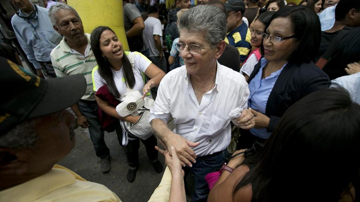 Henry Ramos Allup, presidente de la Asamblea Nacional, saluda a personas que están en fila para firmar por el revocatorio del presidente venezolano Nicolás Maduro, el 27 de abril en Caracas.
