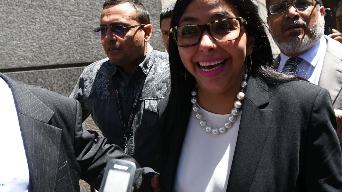 Ministra de Relaciones Exteriores de Venezuela, Delcy Rodríguez, segundos antes de intentar entrar en la Cumbre del Mercosur, en Argentina.