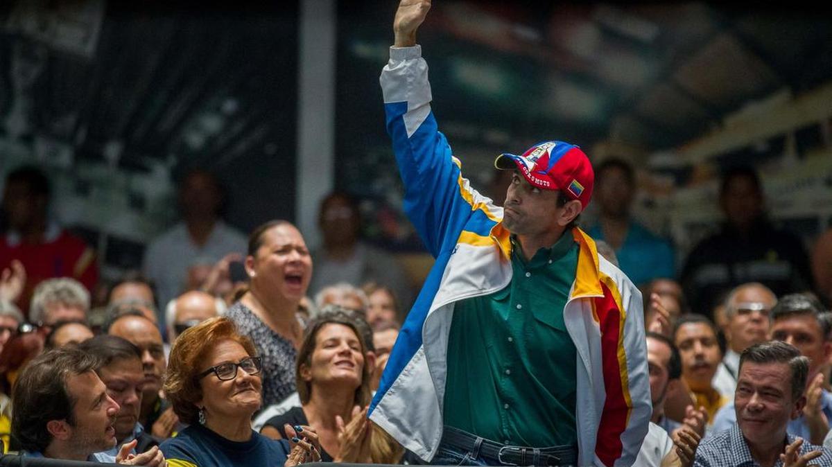 El líder opositor venezolano Henrique Capriles asiste a una sesión de la Asamblea Nacional de Venezuela, el jueves 27 de abril de 2017, en Caracas (Venezuela).