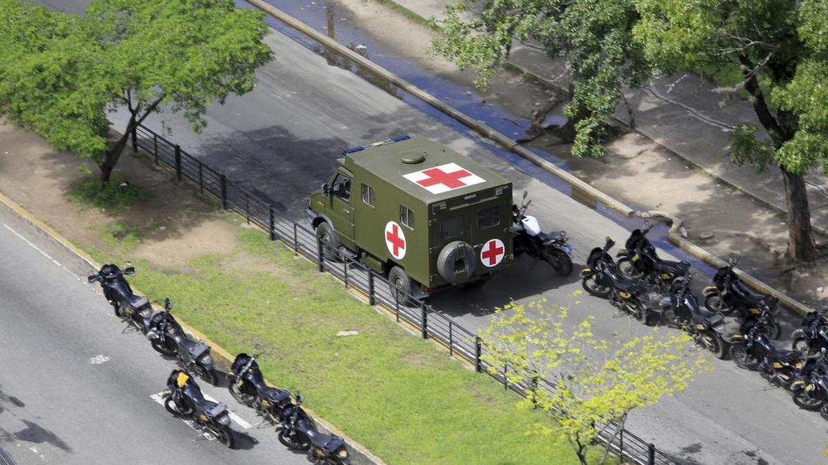 Una ambulancia ingresa a la Base Militar Paramacay en Valencia, Venezuela, el domingo 6 de agosto de 2017.