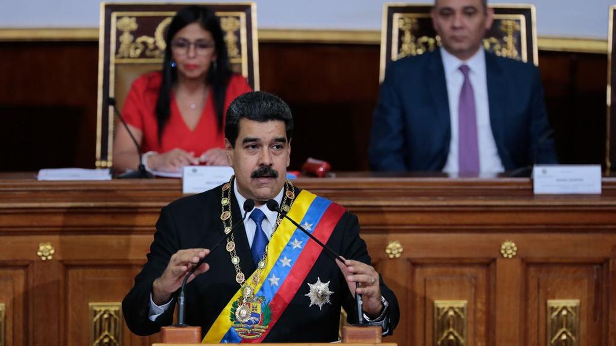 Fotografía cedida por prensa del Palacio de Miraflores, del presidente Nicolás Maduro (c) junto a la presidenta de la Asamblea Nacional Constituyente Delcy Rodríguez (i) y el presidente del Tribunal Supremo de Justicia (TSJ) Maikel Moreno (d) el jueves 7 de septiembre de 2017, durante una sesión de la Asamblea Nacional Constituyente, en Caracas.