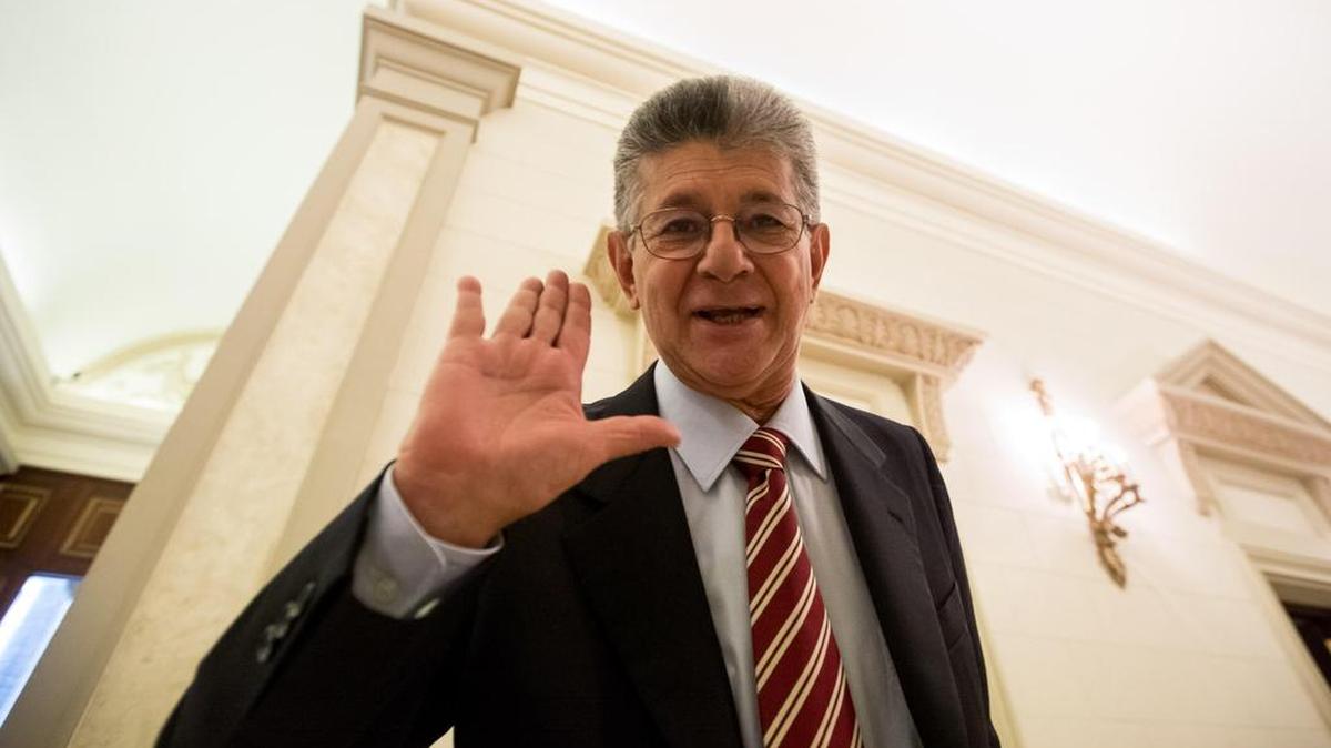 El presidente de la Asamblea Nacional venezolana, Henry Ramos Allup, sale al final de una sesión el miércoles 14 de diciembre de 2016, en Caracas (Venezuela).