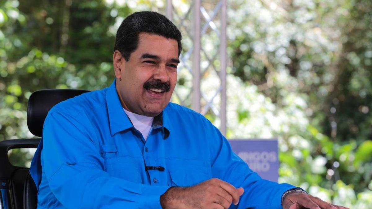 Fotografía cedida por el Palacio de Miraflores del presidente de Venezuela, Nicolás Maduro, durante el programa de televisión "Domingo con Maduro" el domingo 2 de abril de 2017, en Caracas (Venezuela).