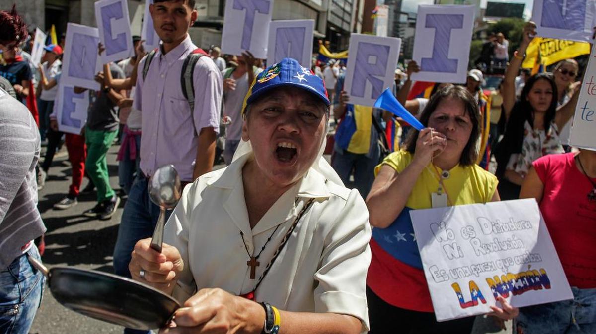 Opositores al gobierno del gobernante venezolano Nicolás Maduro se manifiestan durante la marcha “anticumbre”, viernes 16 de septiembre de 2016, en Caracas, Venezuela.