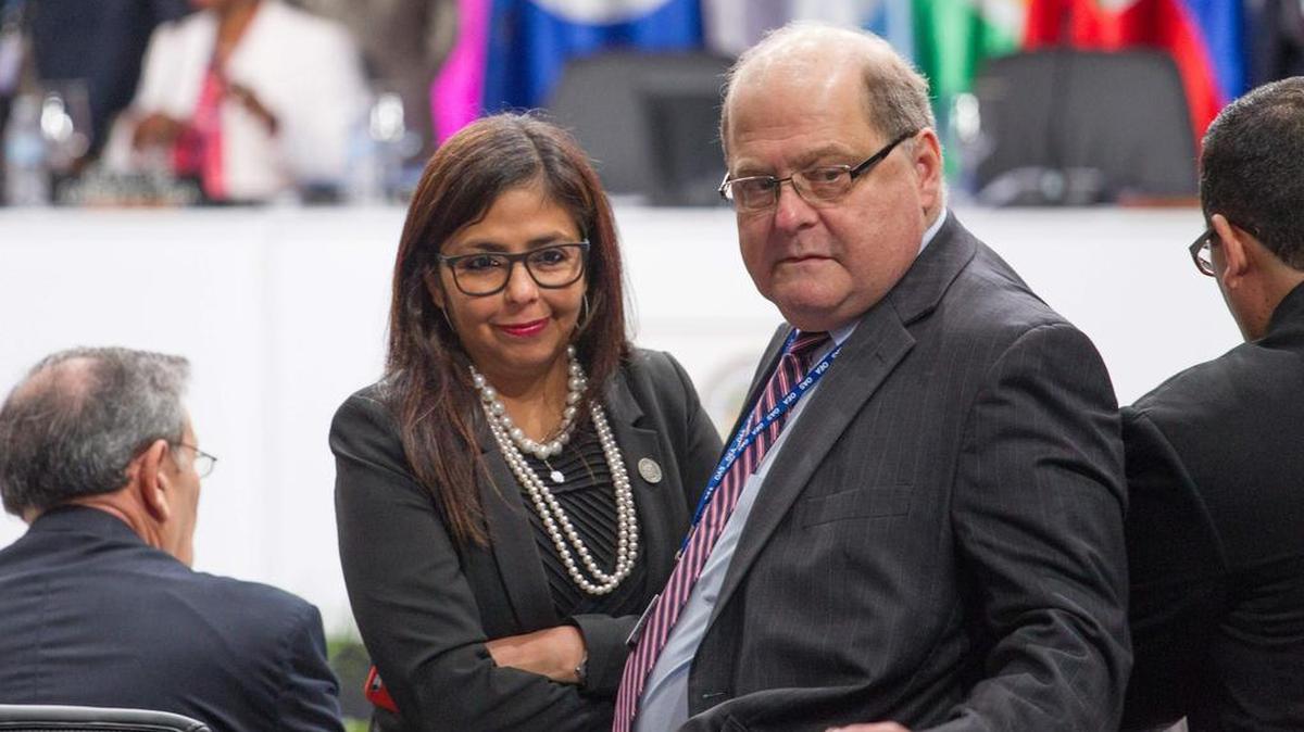La canciller de Venezuela, Delcy Rodríguez y su embajador ante la OEA, Bernardo Álvarez, participan en la 46 Asamblea General de la Organización de Estados Americanos (OEA) el martes 14 de junio de 2016, en Santo Domingo (República Dominicana).
