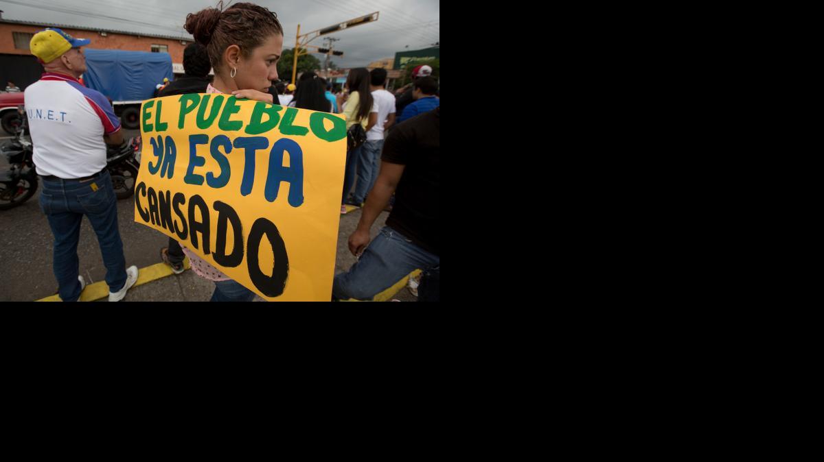 
Una joven protesta contra la crisis ecónomica y política del país el viernes en San Cristóbal, Venezuela.
