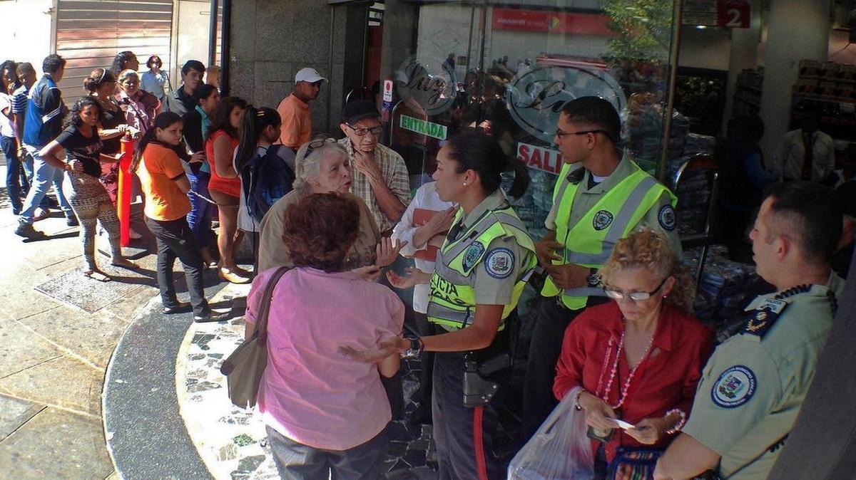 
Pese a contar con las mayores reservas de petróleo del mundo, los venezolanos han quedado reducidos a hacer colas todos los días para poder adquirir los pocos productos disponibles en los supermercados, padeciendo al mismo tiempo de la mayor tasa de inflación del mundo que ha colocado la cesta básica de productos en más de $5,000 al tipo de cambio oficial.
