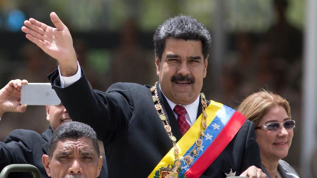 El gobernante venezolano Nicolás Maduro, junto a la primera dama Cilia Flores, participa en un desfile militar durante el Día de la Independencia, el 5 de julio en Caracas.