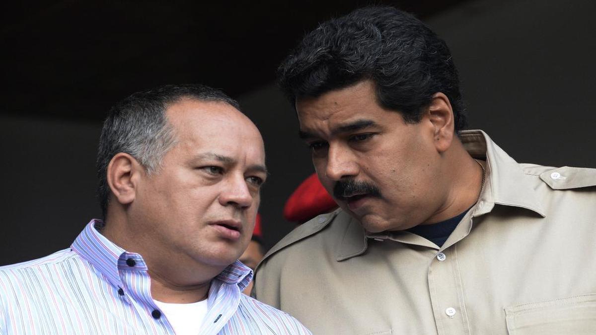 El presidente de la Asamblea Nacional de Venezuela, Diosdado Cabello (izq), conversa con el gobernante venezolano Nicolás Maduro, en una ceremonia en Caracas el 27 de diciembre del 2013.