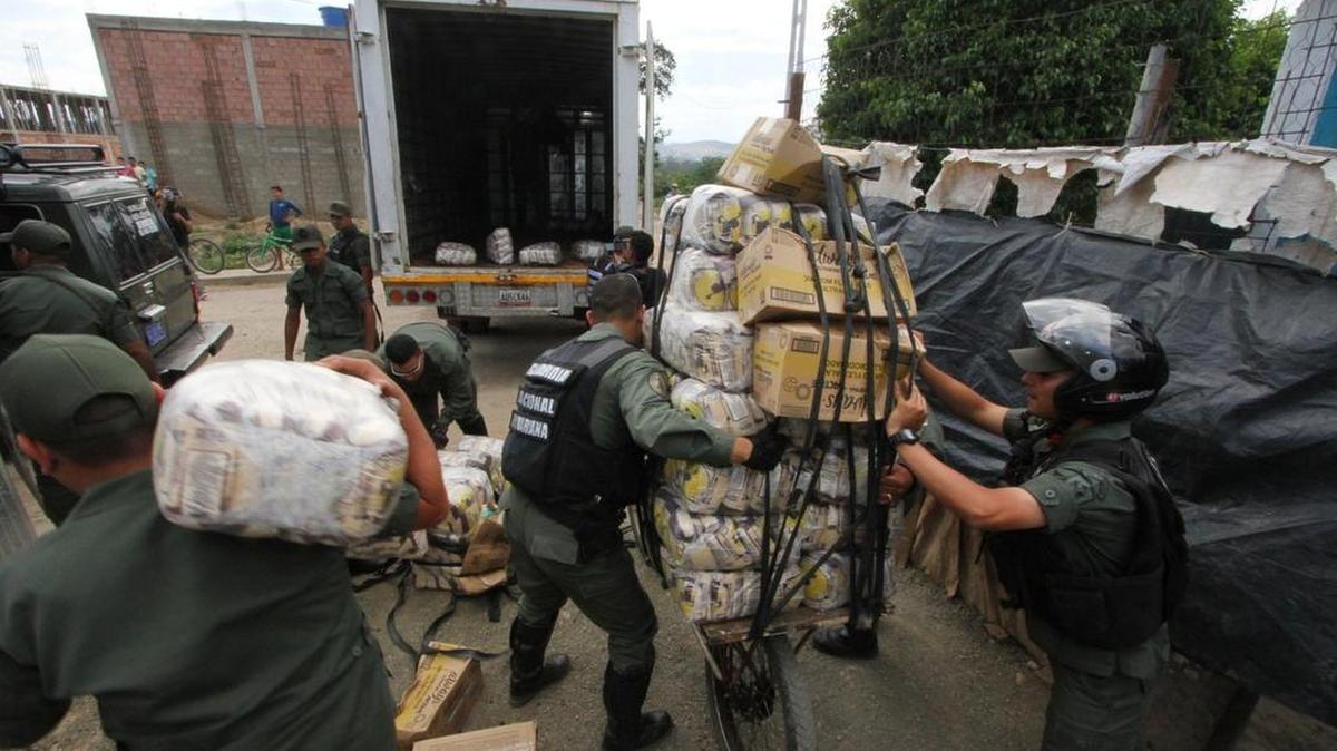 
Integrantes de la Guardia Nacional de Venezuela decomisan en marzo mercancía durante un operativo anticontrabando, en San Antonio, ciudad fronteriza con Colombia.
