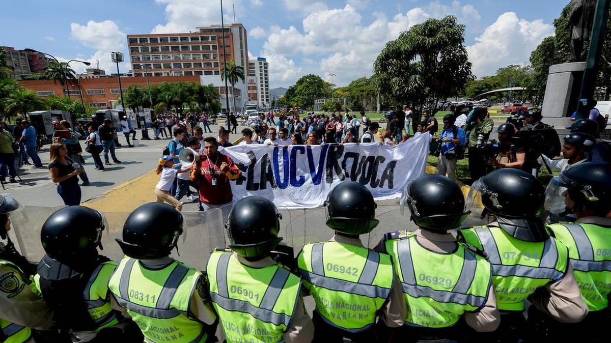 Policía antimotines bloquea una marcha de estudiantes el viernes en Caracas, Venezuela.