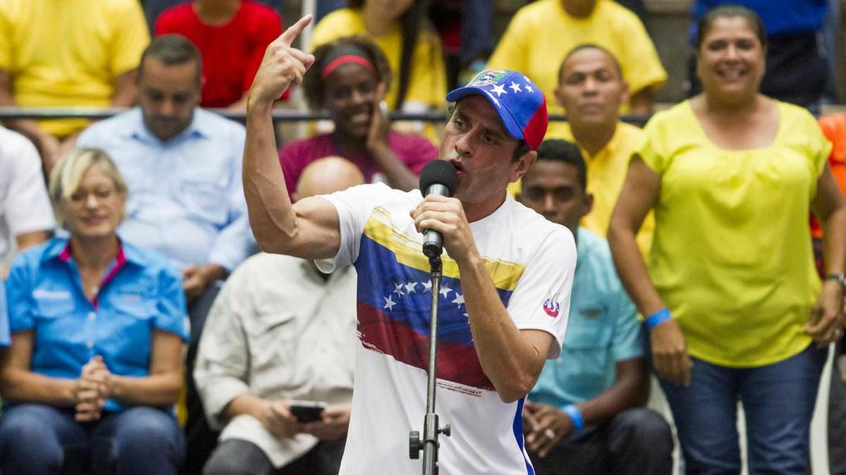 El el dos veces candidato a la Presidencia y gobernador del céntrico estado Miranda, Henrique Capriles, habla durante un acto de campaña de candidatos a la Asamblea Nacional venezolana por parte de la alianza opositora Mesa de Unidad Democrática (MUD) el domingo 15 de noviembre del 2015, en Caracas (Venezuela). 