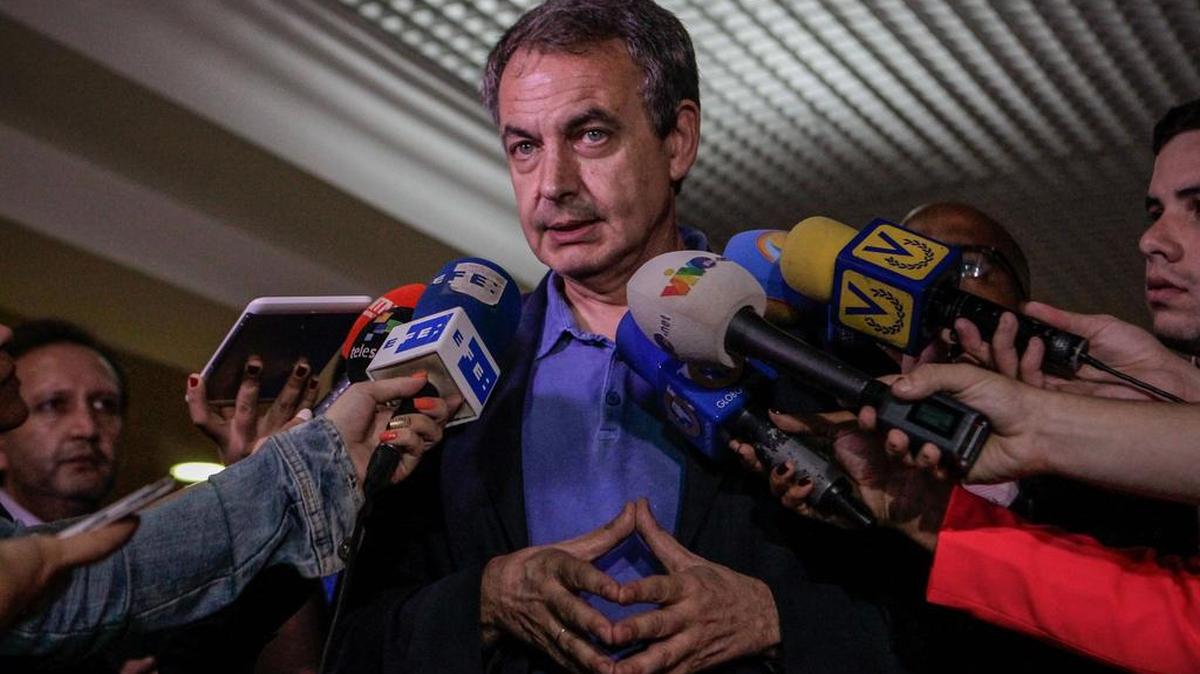 El ex presidente español José Luis Rodríguez Zapatero habla con la prensa el viernes 8 de julio de 2016, a su llegada al aeropuerto de Maiquetía, en Caracas (Venezuela).