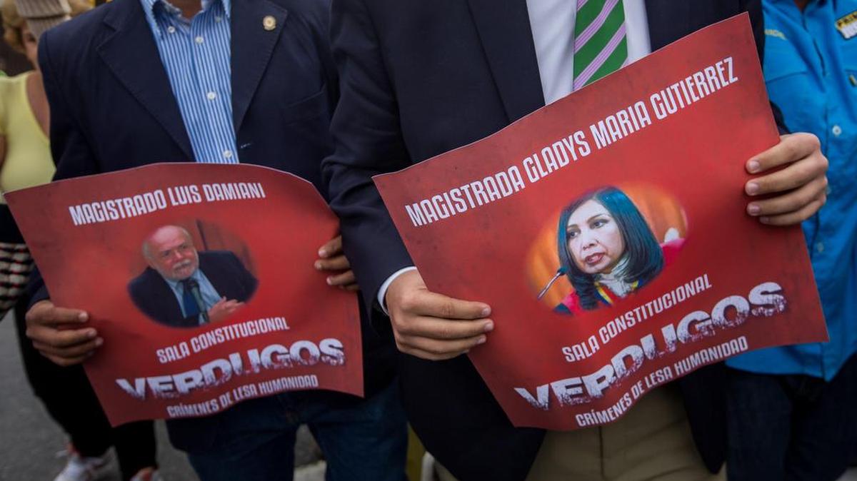 - Seguidores de la oposición venezolana acompañan a un grupo de diputados de la Asamblea Nacional de Venezuela (AN) de la coalición opositora Mesa de la Unidad Democrática (MUD) que participan en una protesta frente a la sede del Tribunal Supremo de Justicia de Venezuela (TSJ) el 9 de febrero del 2017, en la ciudad de Caracas (Venezuela).