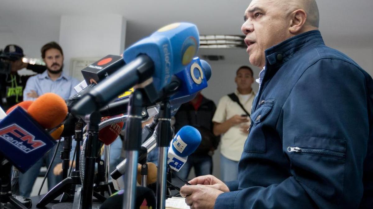 El secretario general de la alianza opositora al gobierno nacional, Mesa de Unidad Democrática (MUD) Jesús Torrealba ofrece una rueda de prensa el lunes 26 de octubre del 2015, en Caracas.