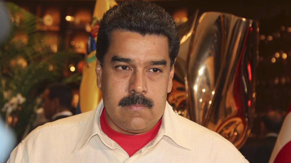 El presidente de Venezuela, Nicolás Maduro, hace declaraciones ante un reducido grupo de medios hispanos, entre ellos Efe, en la segunda jornada del Congreso Mundial de Energía que se celebra hasta el jueves en Estambul.