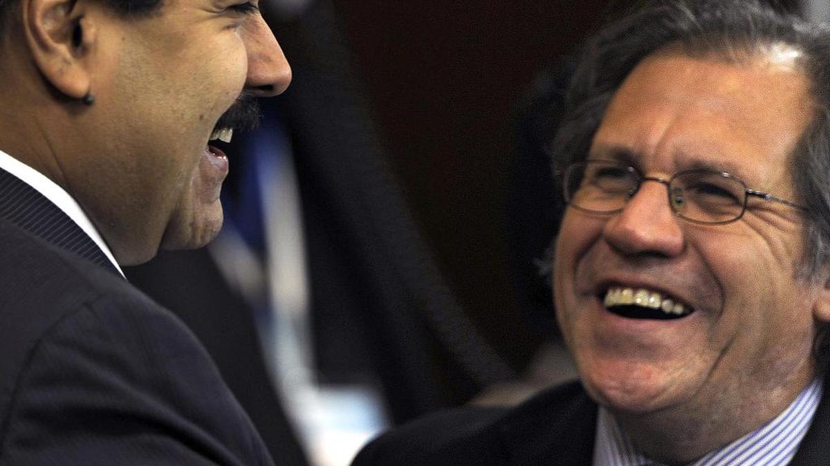 (FOTO DE ARCHIVO) Imágen que muestra al canciller venezolano, Nicolás Maduro (i) y el canciller uruguayo Luis Almagro durante la plenaria de ministros de Relaciones Exteriores y de Economía de la Cumbre del MERCOSUR, en San Juan, Argentina, el 2 de agosto, 2010.