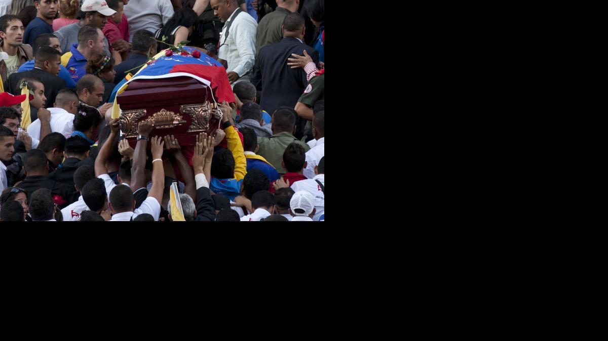 
El féretro del diputado Robert Serra es cargado por sus partidarios el 2 de octubre del 2014, en las afueras de la Asamblea Nacional en Caracas.

