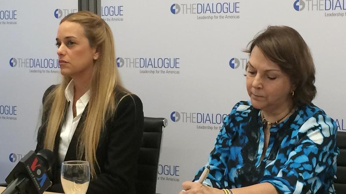 Lilian Tintori, izquierda, y Mitzy de Ledezma, esposas de los líderes de la oposición venezolana Leopoldo López y Antonio Ledezma, participaron en una conferencia de prensa en el Diálogo Interamericano en Washington, el martes 14 de febrero de 2017.