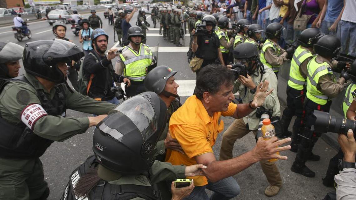 Efectivos de la Guardia Nacional Bolivariana (GNB) forcejean con un manifestante el martes 7 de junio del 2016, en Caracas.