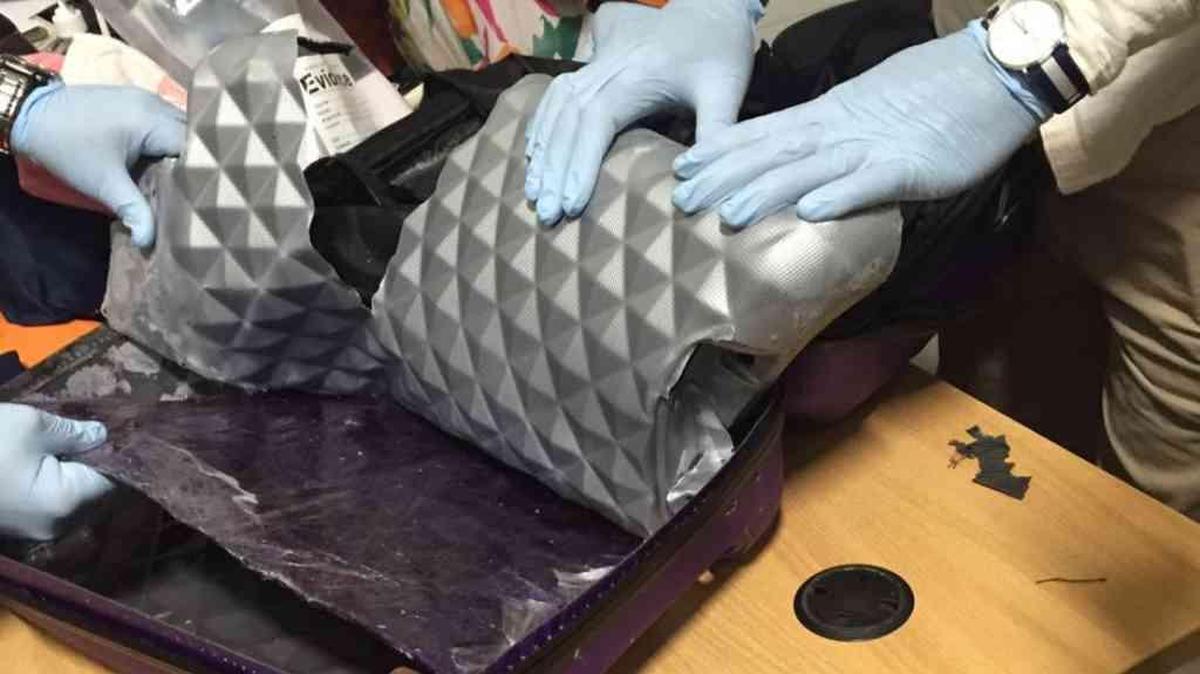 El paquete de cocaína que las autoridades encontraron en la maleta de una venezolana en un aeropuerto de Kenia.