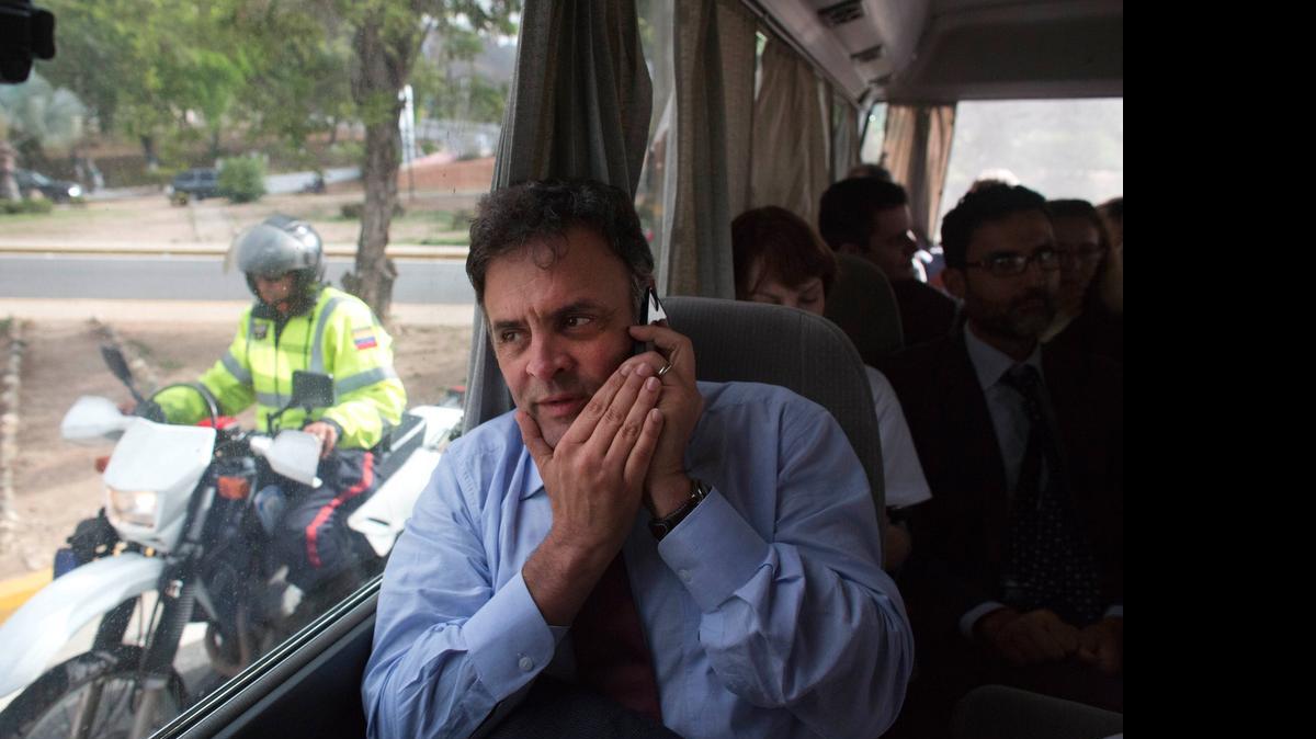 
El senador de Brasil, Aécio Neves, habla por teléfono el jueves pasado, cuando es traslado junto a otros legisladores de su país, a Caracas, tras salir del aeropuerto internacional de Maiquetía. Los congresistas no pudieron arribar a la capital venezolana.
