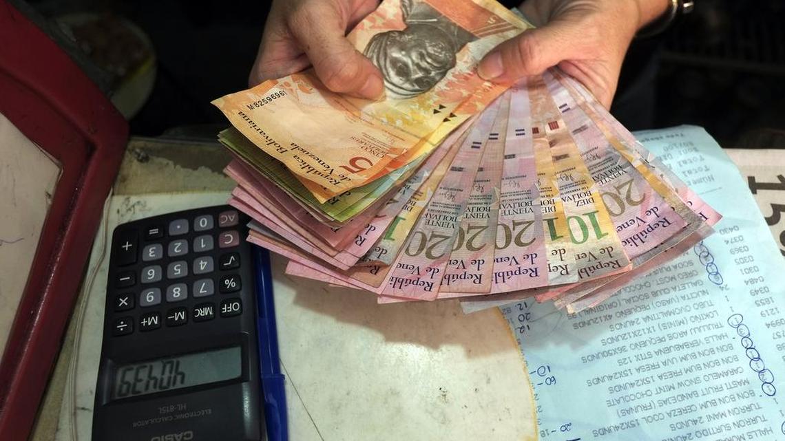 
El férreo control de cambio y la escasez de divisas conducen al país hacia una hiperinflación de la cual no se podrá salir sin medidas drásticam, que implican siempre un elevado costo social. 


