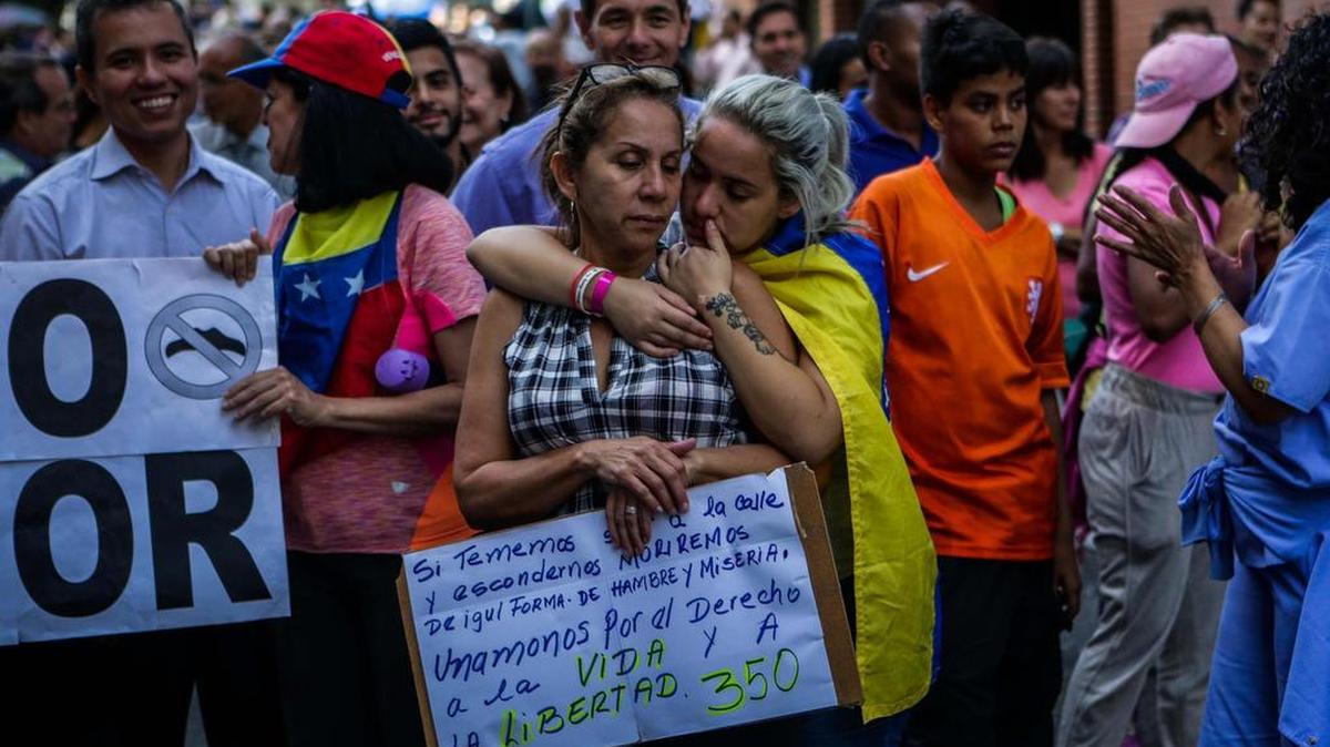 Dos mujeres se abrazan durante una manifestación el lunes 26 de junio de 2017, en Caracas (Venezuela).