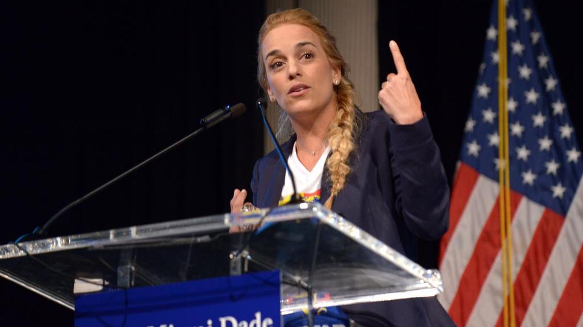 Lilian Tintori, esposa del líder opositor venezolano preso Leopoldo López, habla durante la presentación del libro de su esposo “Libre pero preso” el jueves 29 de septiembre 2016, en Miami, Florida. Tintori señaló que el “diálogo no existe en Venezuela” y que la única esperanza para salir de la crisis humanitaria y política que vive el país es el referendo para revocar el mandato del presidente Nicolás Maduro.