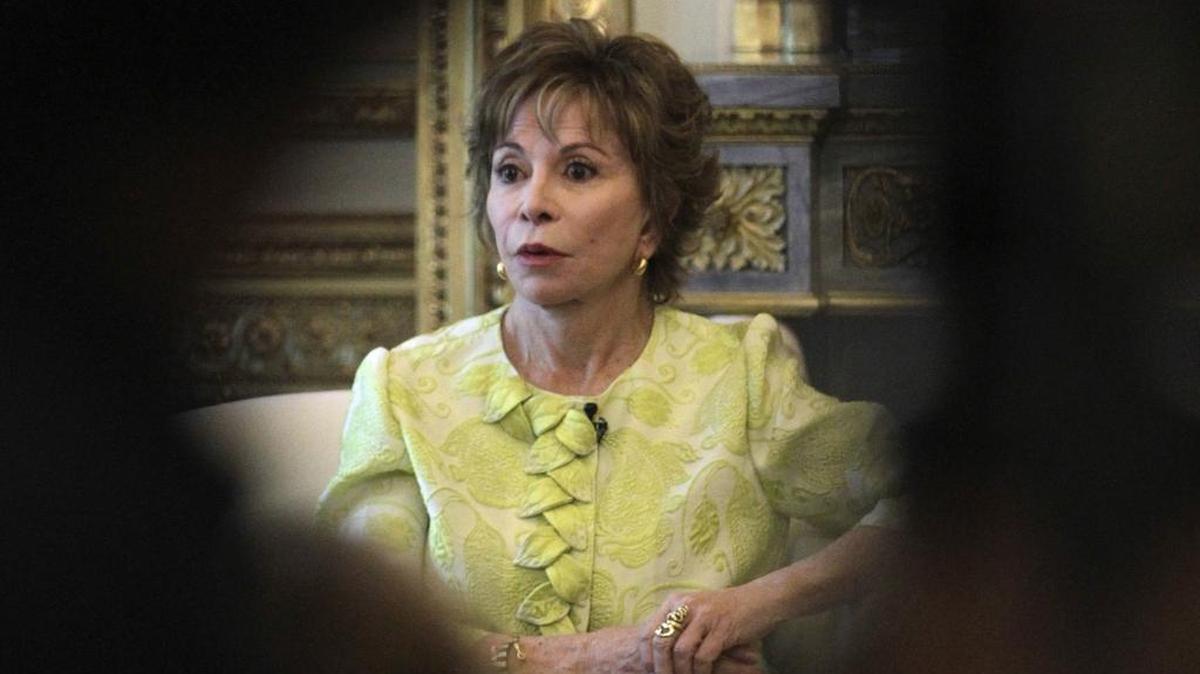 La escritora Isabel Allende en una entrevista a Efe en la que afirma que cree que "lo peor" de la sociedad norteamericana está surgiendo con Donald Trump, su presidente, una persona que cree "no saber leer" y con el que Estados Unidos está viviendo un "invierno político" como el que la autora refleja en su nueva novela, "Más allá del invierno".
