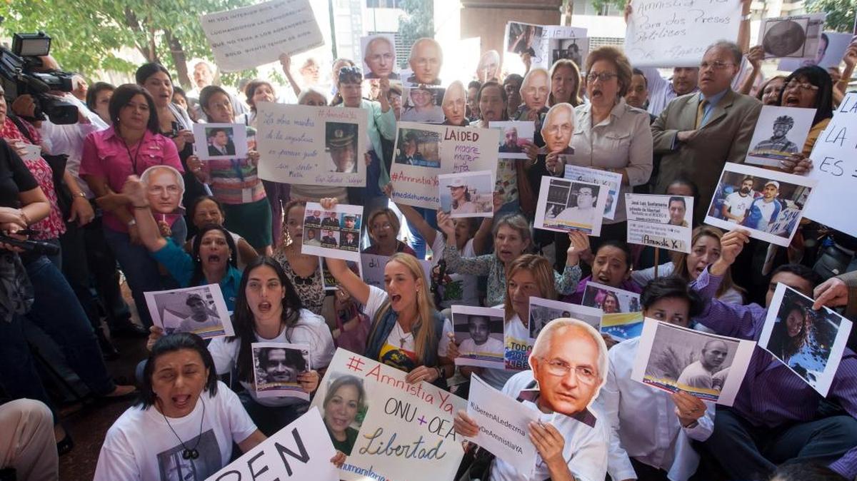 Lilian Tintori (cen.), esposa del dirigente político que se encuentra preso Leopoldo López, participa el lunes en una manifestación pacífica frente a la sede de la oficina del Defensor del pueblo de Venezuela, Tarek William Saab.