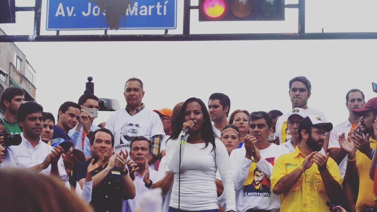 La diputada Marialbert Barrios habla ante las personas reunidas en la avenida Francisco Miranda, en Caracas, durante una manifestación antigubernamental en julio.