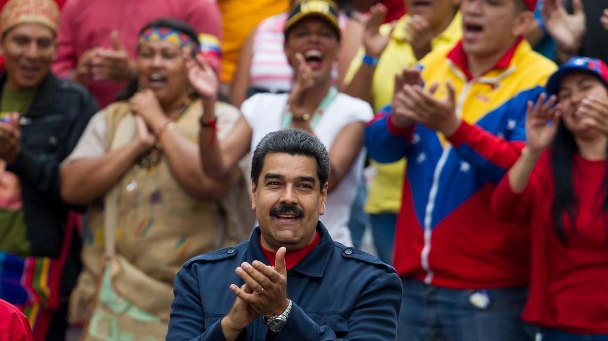El presidente de Venezuela, Nicolás Maduro, participa en una manifestación en apoyo al Gobierno hoy, jueves 14 de abril de 2016, en la ciudad de Caracas (Venezuela).