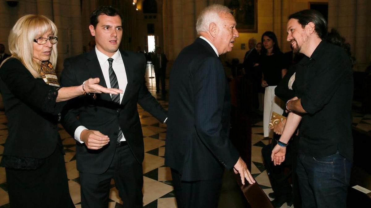 El ministro de Asuntos Exteriores en funciones, José Manuel García-Margallo (2d), conversa con el líder de Podemos, Pablo Iglesias (d), en presencia del líder de Ciudadanos, Albert Rivera (2i), a su llegada a la misa solemne en recuerdo a las víctimas de los terremotos ocurridos el pasado mes de abril en Ecuador, que presiden los Reyes esta tarde en la catedral de la Almudena, en Madrid.