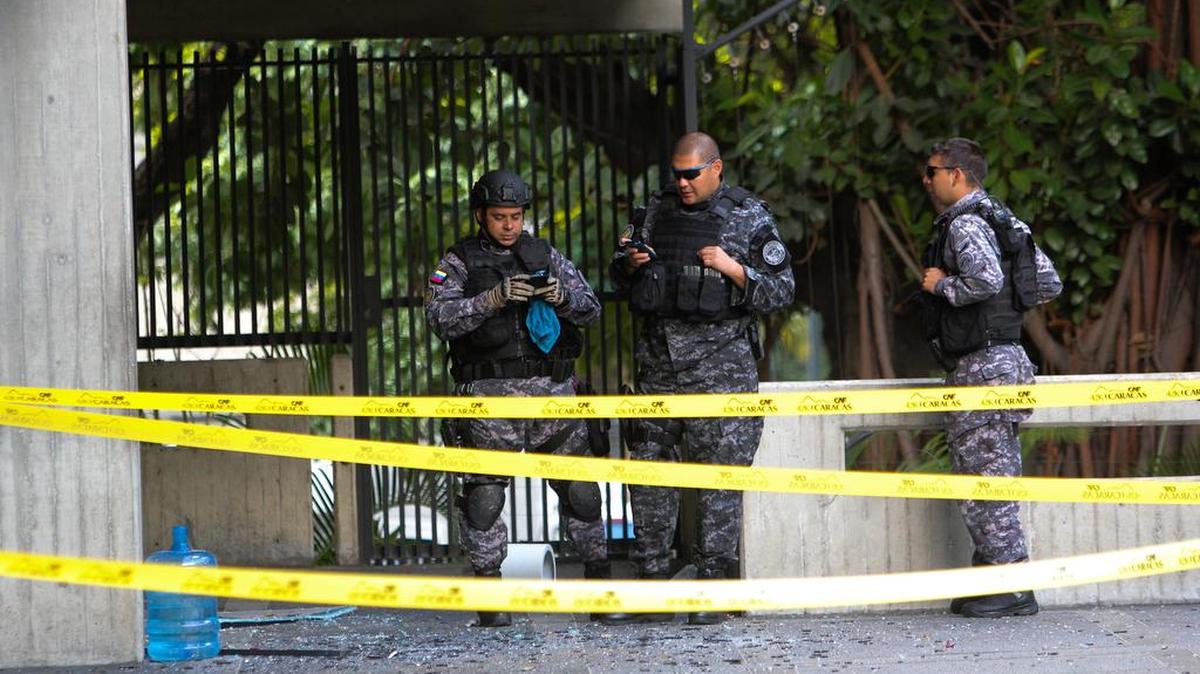 Un artefacto explosivo de baja intensidad explotó frente al edificio del banco CAF, poco después de la medianoche del 22 de Diciembre de 2015, en Caracas (Venezuela).