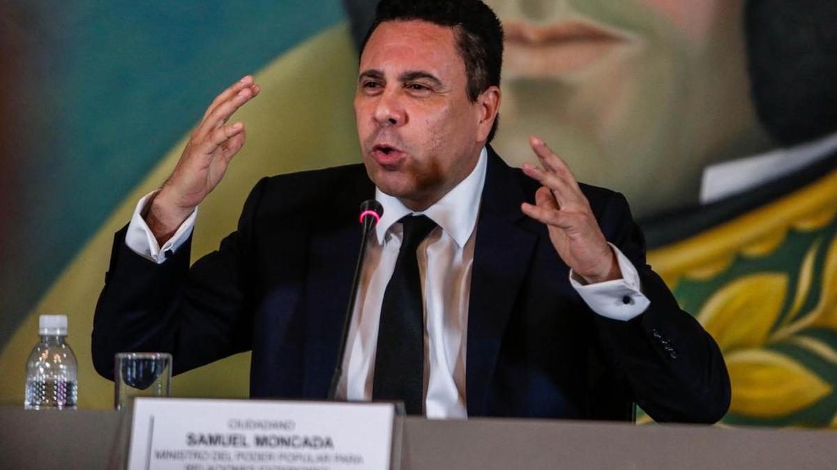 El nuevo canciller de Venezuela, Samuel Moncada, habla durante una rueda de prensa el miércoles 28 de junio de 2017, en Caracas. Moncada denunció el silencio de España, Italia, la Unión Europea y países como Argentina, México o Canadá al ataque con granadas al Tribunal Supremo de Justicia llevado a cabo desde un helicóptero por un policía que pidió la renuncia del presidente, Nicolás Maduro.