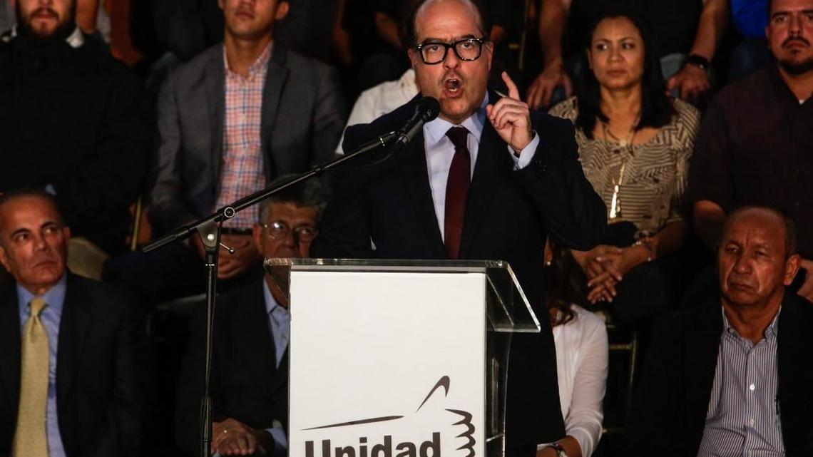 El presidente de la Asamblea Nacional, el diputado Julio Borges (c), comparece en una rueda de prensa el martes 20 de junio de 2017, en Caracas (Venezuela). La oposición venezolana reunida en la Mesa de la Unidad Democrática (MUD) anunció su decisión de desconocer al gobierno de Nicolás Maduro y la convocatoria a la Asamblea Nacional Constituyente (ANC) al tiempo que llamó a organizar una 'protesta permanente'.