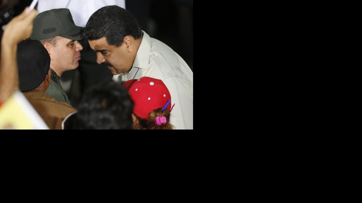
El presidente venezolano Nicolás Maduro (der.), conversa con el ministro de Defensa, Padrino López, el jueves en el Palacio de Miraflores, Caracas.
