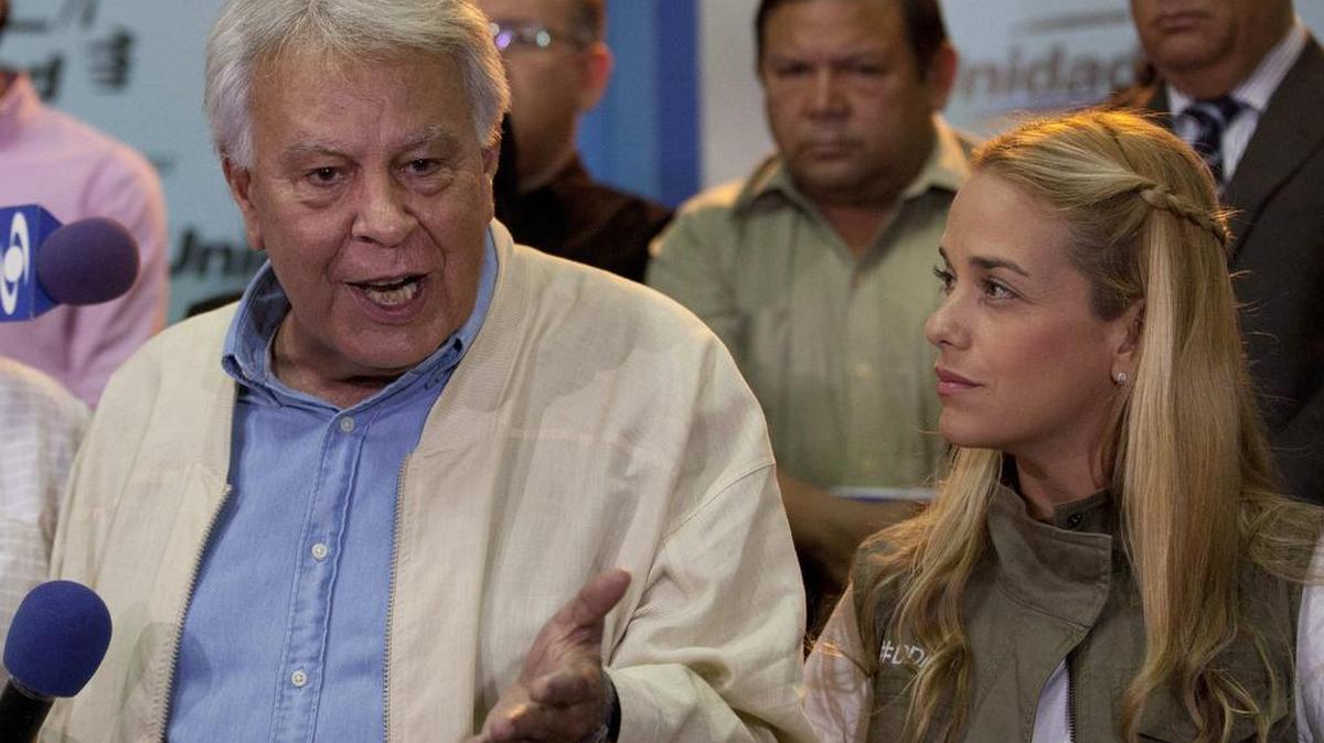 
Felipe González, ex jefe del gobierno español, habla con reporteros acompañado por Lilian Tintori, esposa del opositor venezolano preso Leopoldo López, el 8 de junio de 2015 en Caracas.   
