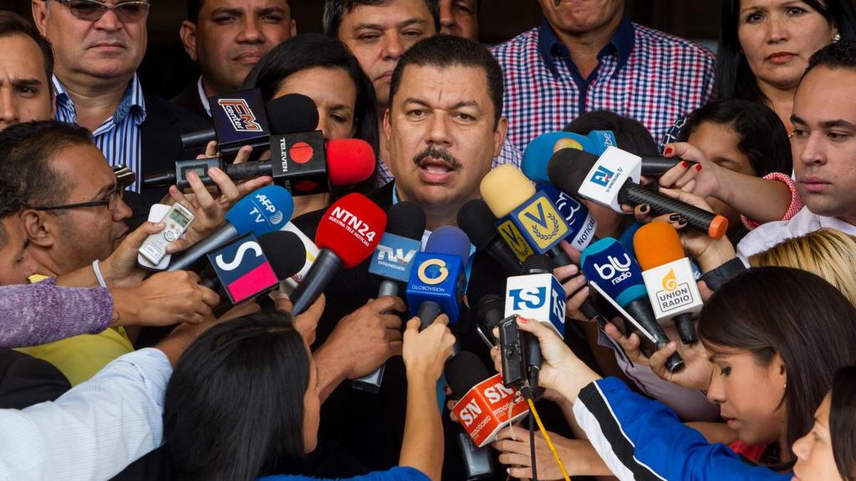 El diputado electo de la coalición opositora Mesa de la Unidad Democrática (MUD) Simón Calzadilla habla con la prensa en la sede del Tribunal Supremo de Justicia (TSJ) hoy, miércoles 30 de diciembre de 2015, en Caracas (Venezuela). La MUD recusó hoy a los cinco magistrados del Tribunal Supremo de Justicia (TSJ) encargados de decidir sobre la impugnación de ocho de sus 112 diputados electos el pasado 6 de diciembre.