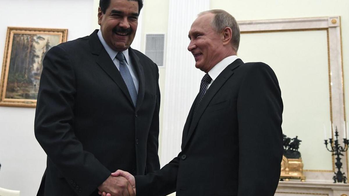 El presidente ruso, Vladímir Putin (d), saluda al presidente venezolano, Nicolás Maduro (i), antes de su reunión en el Kremlin de Moscú (Rusia) el 4 de octubre de 2017.