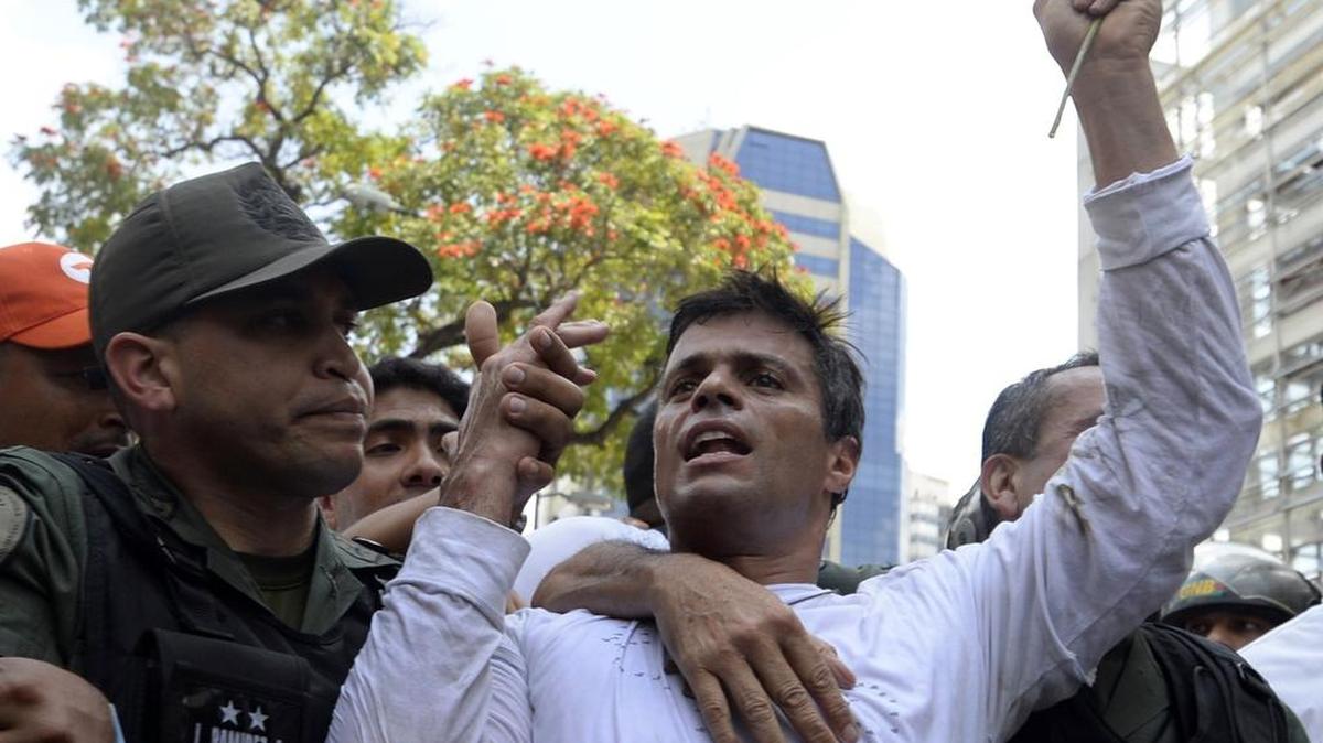 Leopoldo Lopez cuando fue detenido por oficiales de la Guardia Nacional Bolivariana en Caracas el 18 de febrero de 2014.