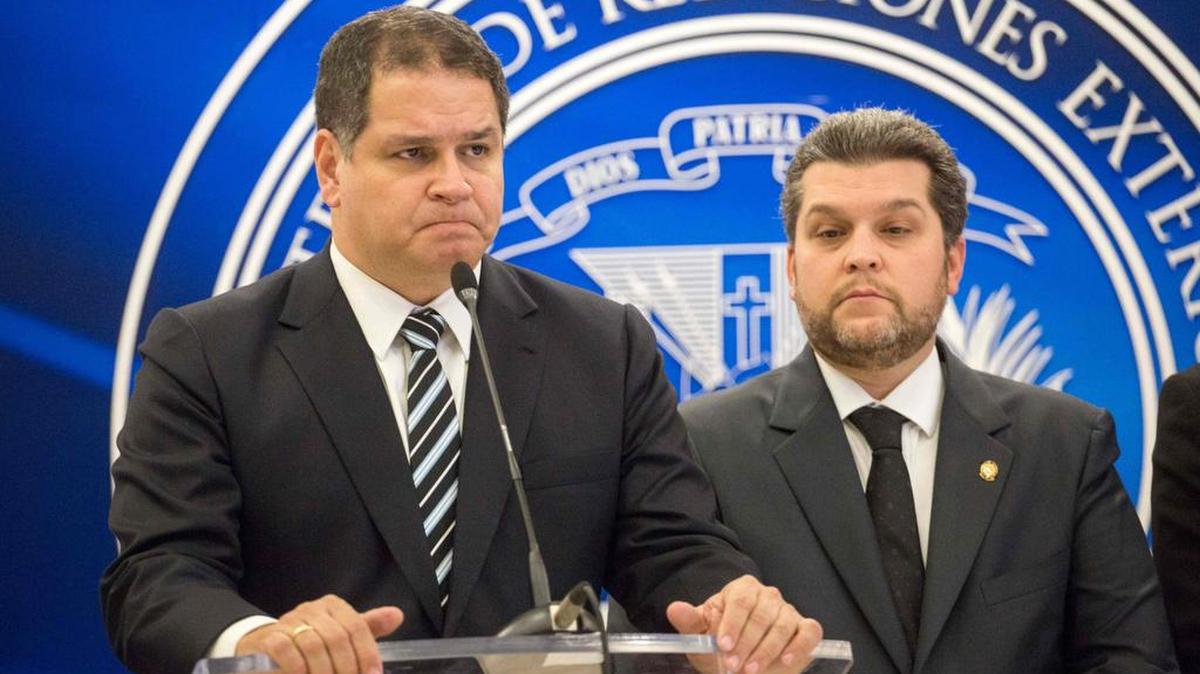 Los representantes de la oposición venezolana Luis Florido (izq.) y Eudoro González participan en una conferencia de prensa el 15 de diciembre de 2017 en Santo Domingo, República Dominicana.