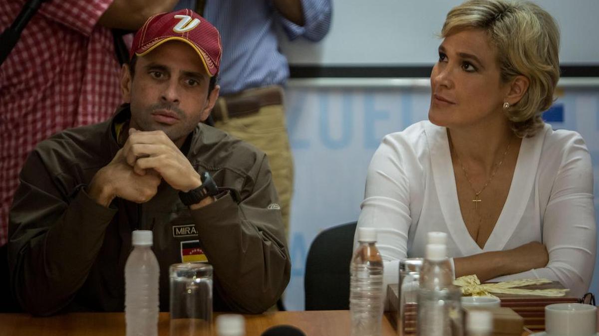 El excandidato presidencial y líder político venezolano Enrique Capriles (i), sostiene una reunión con la precandidata a la presidencia de Ecuador Cynthia Viteri (d), el jueves 25 de agosto del 2016, en Caracas (Venezuela).