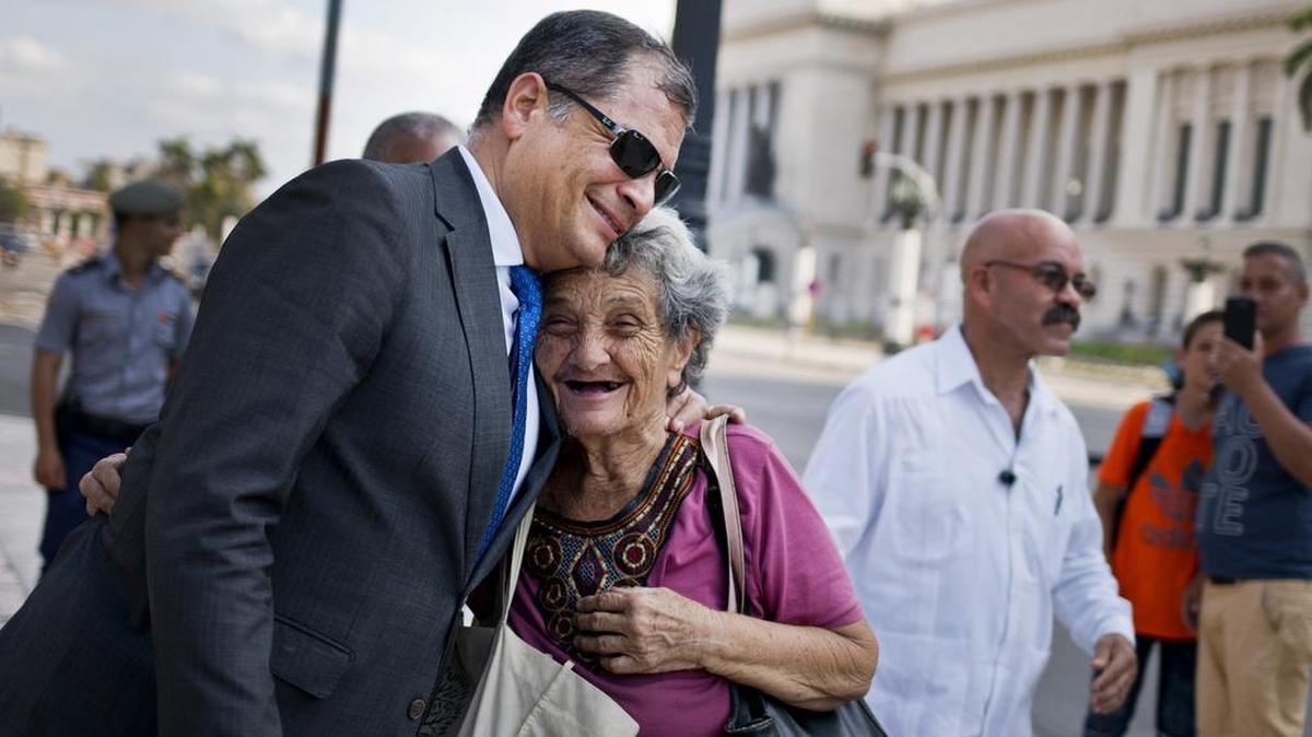El ex presidente ecuatoriano saluda a una cubana cerca del Capitolio de La Habana el 20 de abril del 2018.