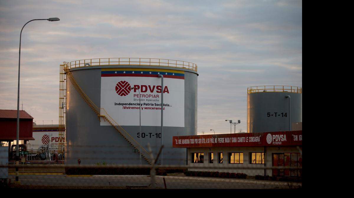 
Tanque de almacenamiento de la estatal petrolera PDVSA, cerca de El Tigre, en el estado venezolano Anzoátegui. 
