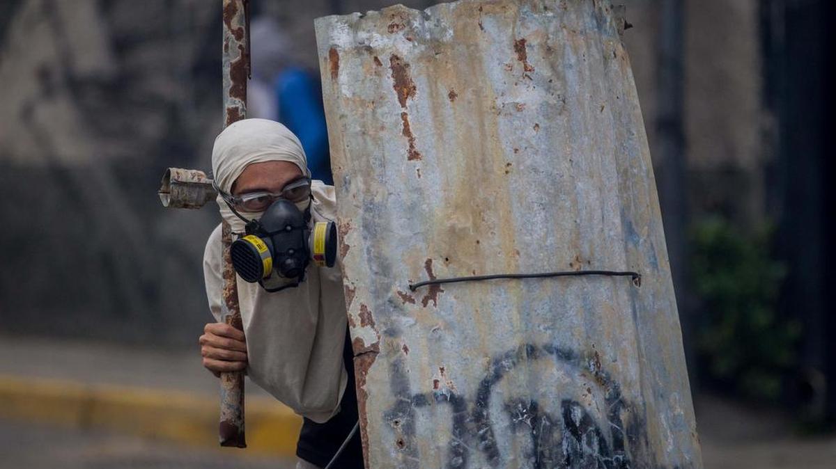 Cientos de personas participan en una manifestación el lunes 10 de abril de 2017, en Caracas (Venezuela).
