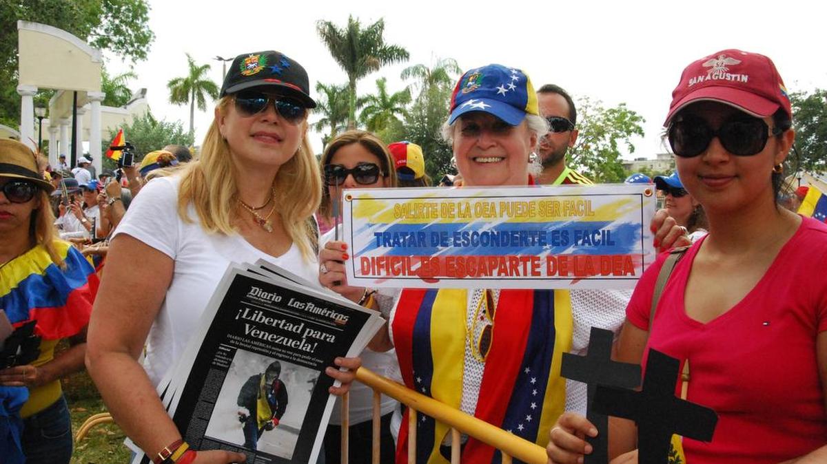 La actriz venezolana Carolina Perpetuo, asiste a una manifestación en Miami el 20 de mayo de 2017, para apoyar a los manifestantes venezolanos en su país de origen.