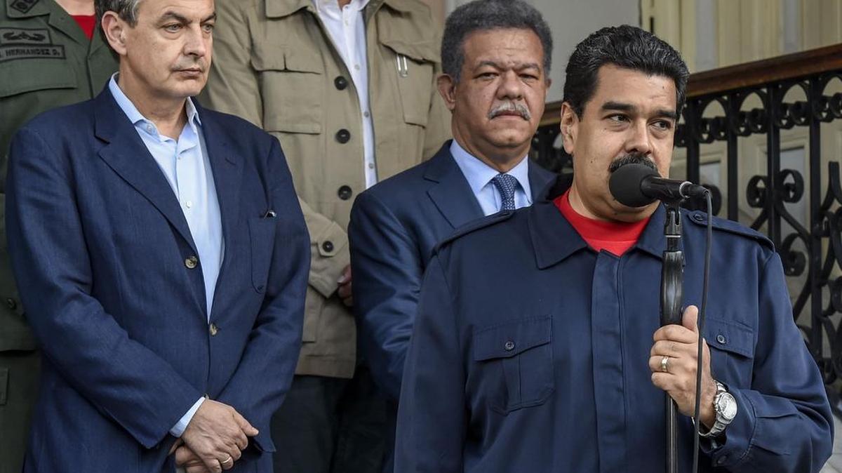 El presidente venezolano Nicolás Maduro (der.), da una rueda de prensa junto al ex presidente del gobierno español José Luis Rodríguez Zapatero (izq.) y el ex mandatario dominicano Leonel Fernández, el 21 de julio de 2016, en Caracas.